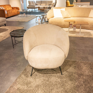 Sessel New Idea in Beige mit runder Form und schwarzen Metallfüßen auf Teppich – Abverkauf Möbel Graf Dresden – Art.-Nr. 21743..40