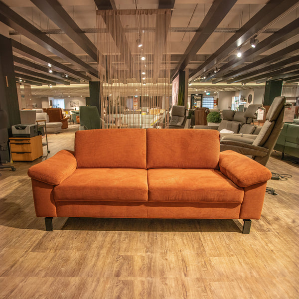 Sofa Ibiza Move als 2,5-Sitzer im rostfarbenen Feincord mit schwarzen Metallfüßen – Abverkauf Möbel Graf Dresden – Art.-Nr. 21947.2.