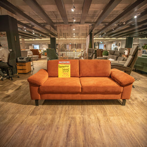 Sofa Ibiza Move als 2,5-Sitzer im rostfarbenen Feincord mit schwarzen Metallfüßen – Musterstück-Preisschild – Art.-Nr. 21947.2.