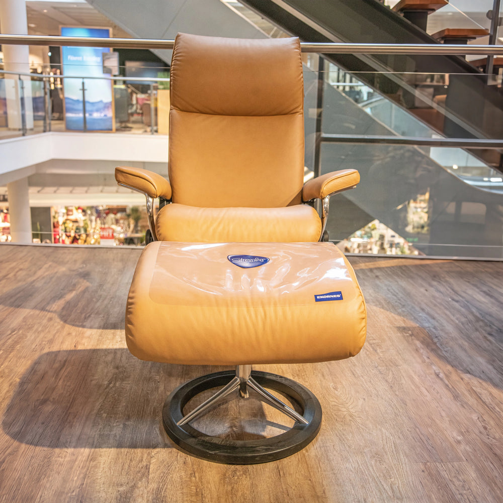 Stressless Komfortsessel Aura M mit Hocker in Leder Paloma Almont auf Signature-Untergestell – Abverkauf Möbel Graf Dresden – Art.-Nr. 531080..40