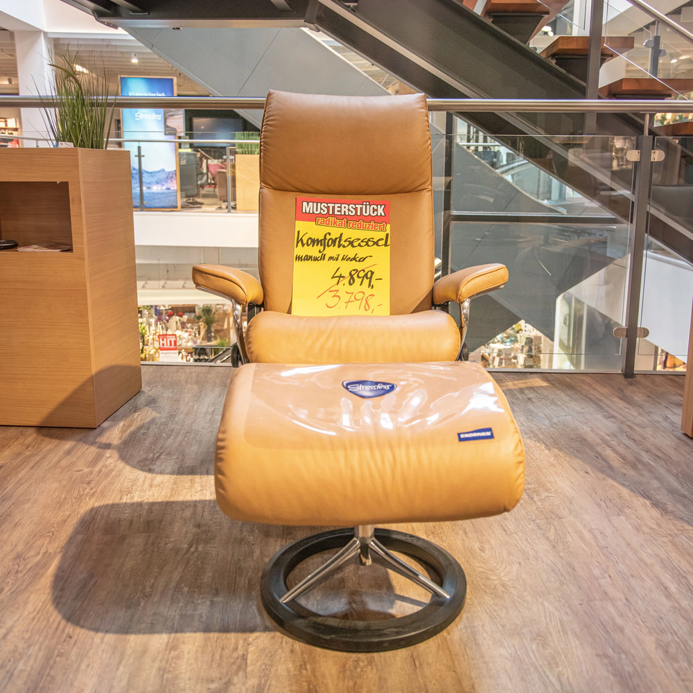 Stressless Komfortsessel Aura M mit Hocker in Leder Paloma Almont auf Signature-Untergestell – Musterstück-Preisschild – Art.-Nr. 531080..40