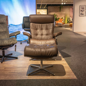Stressless Komfortsessel Erik mit Hocker in Leder Paloma Espresso auf Cross-Gestell Aluminium – Abverkauf Möbel Graf Dresden – Art.-Nr. 18357..10