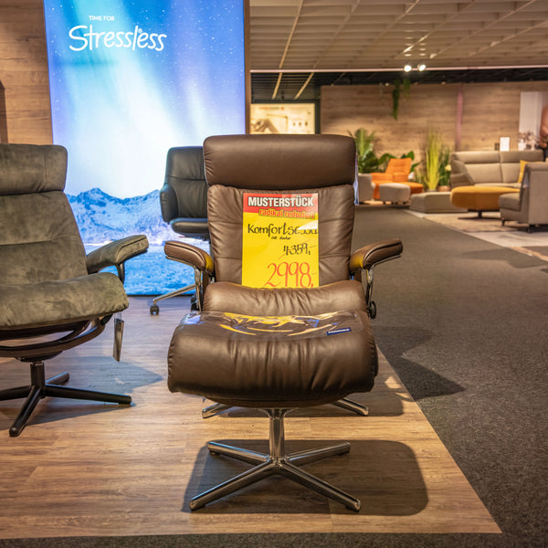 Stressless Komfortsessel Erik mit Hocker in Leder Paloma Espresso auf Cross-Gestell Aluminium – Musterstück-Preisschild – Art.-Nr. 18357..10