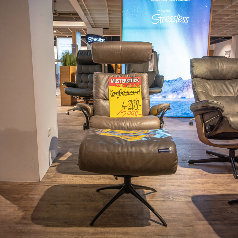 Stressless Komfortsessel Tokyo mit Hocker in Leder Pioneer Grey auf mattschwarzem Star-Gestell – Musterstück-Preisschild – Art.-Nr. 531082..10