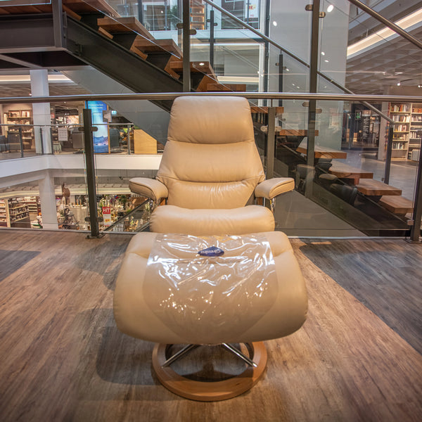 Stressless Komfortsessel View M mit Hocker in Leder Cori Fog auf Signature-Gestell Eiche – Abverkauf Möbel Graf Dresden – Art.-Nr. 531069..40