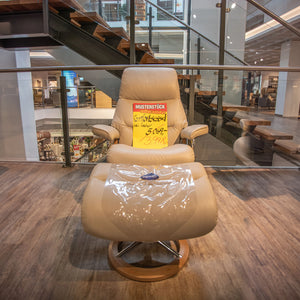 Stressless Komfortsessel View M mit Hocker in Leder Cori Fog auf Signature-Gestell Eiche – Musterstück-Preisschild – Art.-Nr. 531069..40