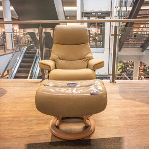 Stressless Komfortsessel View S mit Hocker im Stoff Calido Light Green auf Classic-Gestell Eiche – Art.-Nr. 531069.1.20