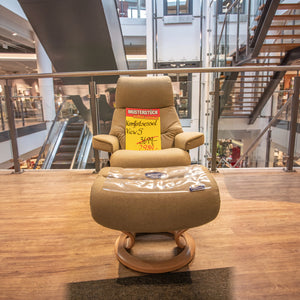 Stressless Komfortsessel View S mit Hocker im Stoff Calido Light Green auf Classic-Gestell Eiche – Musterstück-Preisschild – Art.-Nr. 531069.1.20