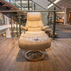 Stressless Komfortsessel View S mit Hocker in hellem Leder Cori Fog auf Signature-Gestell – Abverkauf Möbel Graf Dresden – Art.-Nr. 531069.1.30