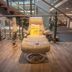 Stressless Komfortsessel View S mit Hocker in hellem Leder Cori Fog auf Signature-Gestell – Musterstück-Preisschild – Art.-Nr. 531069.1.30