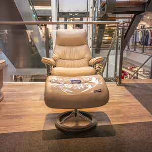 Stressless Komfortsessel View S mit Hocker in hellem Leder Cori Silver Cloud auf Signature-Gestell – Art.-Nr. 531069.1.10