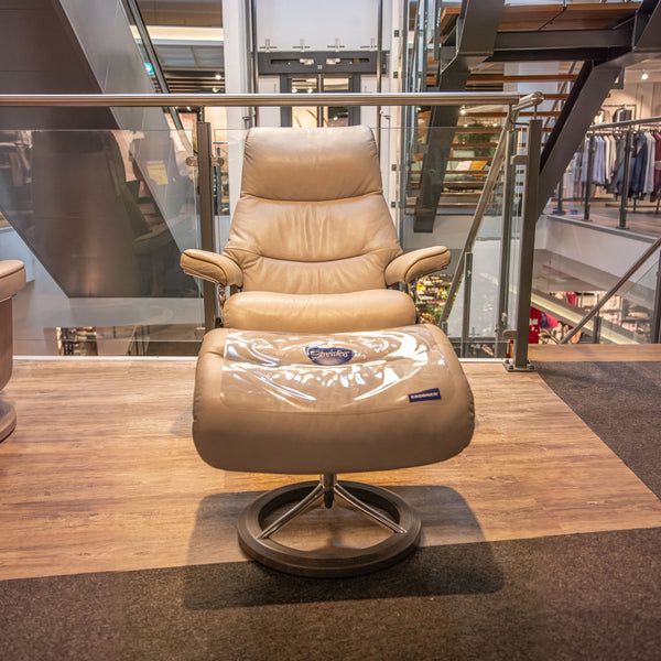 Stressless Komfortsessel View S mit Hocker in hellem Leder Cori Silver Cloud auf Signature-Gestell – Art.-Nr. 531069.1.10