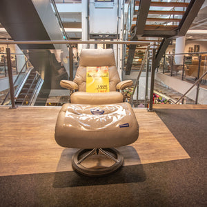Stressless Komfortsessel View S mit Hocker in hellem Leder Cori Silver Cloud auf Signature-Gestell – Musterstück-Preisschild – Art.-Nr. 531069.1.10
