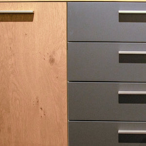 Superkombikommode Interliving 1022 Eiche Barrique mit Lack Basalt 151 cm Detailansicht Material und Verarbeitung – Möbel Graf Dresden – Art.-Nr. 935002..30