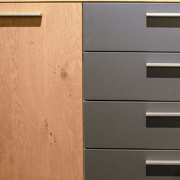 Superkombikommode Interliving 1022 Eiche Barrique mit Lack Basalt 151 cm Detailansicht Material und Verarbeitung – Möbel Graf Dresden – Art.-Nr. 935002..30