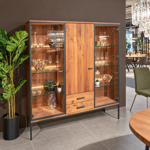 Vitrine Mila rustikaler Nussbaum mit Glastüren und LED-Beleuchtung – Abverkauf Möbel Graf Dresden – Art.-Nr. 570507..41