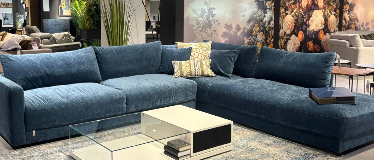 Blaue Wohnlandschaft in der Ausstellung – Sofas und Wohnzimmermöbel im Möbelhaus Dresden bei Möbel Graf